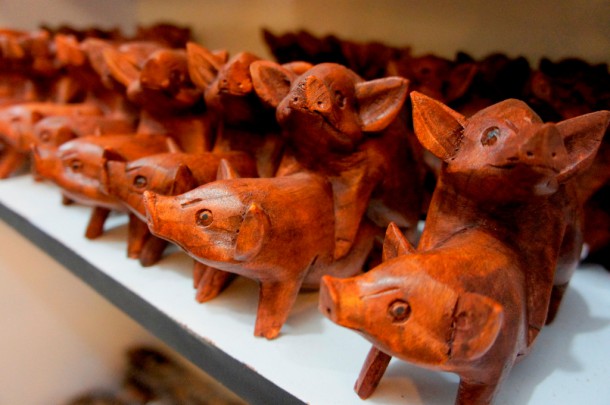 Деревянный свинки трахаются в магазине Бали