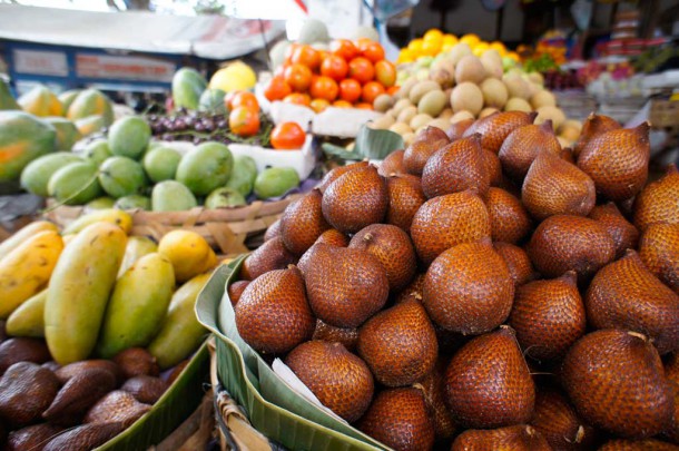 Змеиный фрукт на балийском рынке