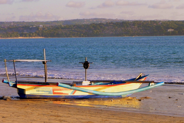 Лодка на пляже Джимбарана, Бали