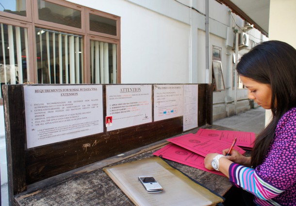 Заполнение документов в иммиграционном центре Бали