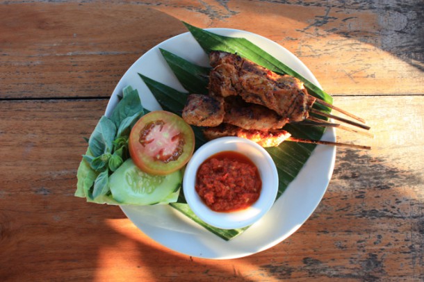 Еда на Бали: сате из тунца