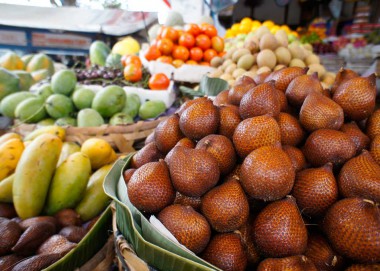 Змеиный фрукт на балийском рынке
